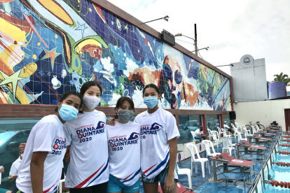 Monarcas. Las campeonas de la categoría juvenil luego de la premiación en la pileta.