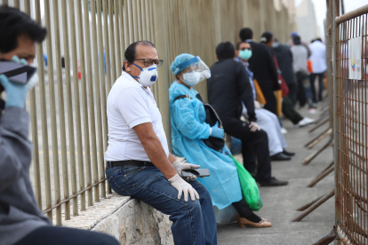 Cientos de personas hacen fila en las afueras del cementerio Jardines de la Esperanza para sepultar a sus muertos.