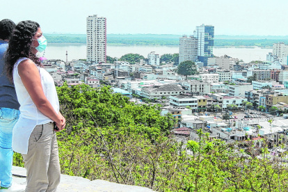 Paisaje. Dos guayaquileños observan la ciudad, desde uno de sus miradores, como reflexionando en mejores días para el Puerto Principal.
