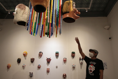 Diego Vaca retomó la labor de su abuelo, creando caretas y mascarones.