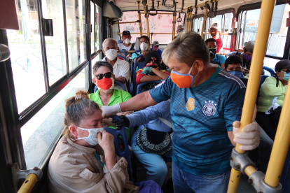 Los pasajeros en la metrovía con mascarillas, por obligación, y con temor.