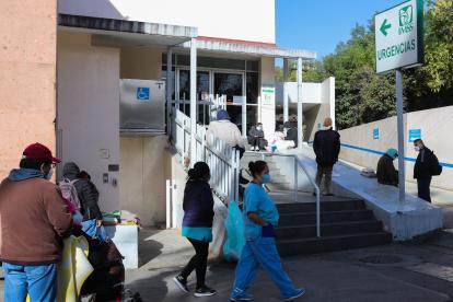 Familias despiden el año en hospitales abarrotados y en vilo por sus enfermos.