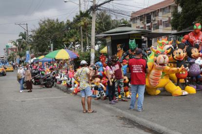 En la Alborada también se vendieron monigotes, ayer.