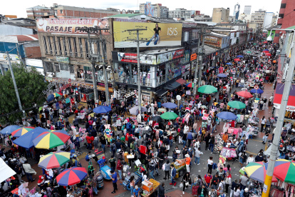 Ciudadanos se aglomeran mientras hacen compras navideñas en el popular sector de San Victorino, en Bogotá (Colombia).