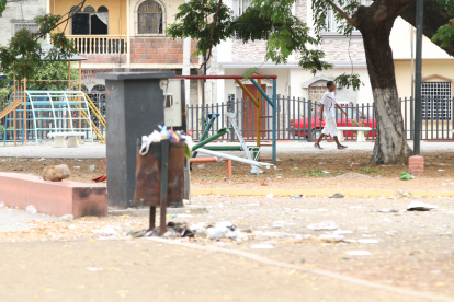 Los tachos de basura que hay en el interior de los parques están oxidados y siempre permanecen repletos de desechos, en medio de los juegos infantiles en desuso.