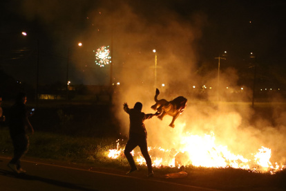 Hecho. Pese a las restricciones, la gente sí quemó a los monigotes.