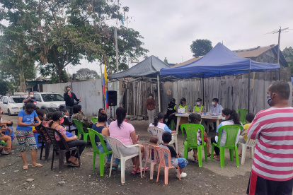 Reunión. La Policía se reúne con la comunidad con el fin de establecer nuevas estrategias para evitar los robos en Los Ángeles.