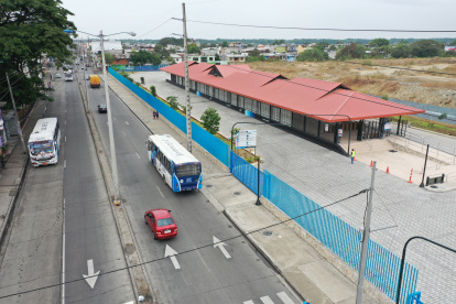 Movilidad. La falta de seguridad en la parroquia Febres Cordero es una de las razones por la que los ciudadanos evitan caminar. En la foto la nueva estación de la Metrovía, en la 29.