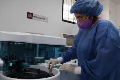 El Laboratorio de Biomedicina de la Universidad de Especialidades Espíritu Santo (UEES Biolab). Los centros privados aportan a la investigación científica.