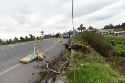 Los daños en la vía se pueden observar a los largo de todo el  tramo que va desde San Carlos, en Yaruquí, hasta Santa Rosa de Cuzubamba, en Cayambe.