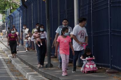 Caminata. Las familias salieron a caminar alrededor del Malecón, pese a que estaba cerrado. No todos obedecen la medida de usar mascarillas.