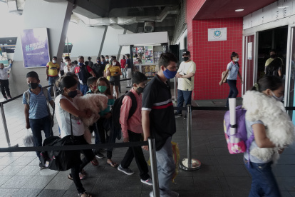 El regreso a casa luego de salir por el feriado de Fin de Año. En la foto el Terminal Terrestre de Guayaquil.