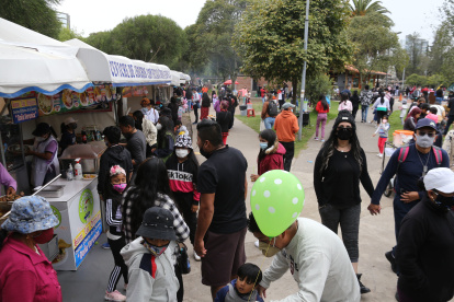 Las canchas, el vivarium y las áreas verdes del parque La Carolina estaban atestadas de gente.