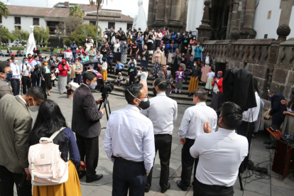 Ciudadanía. En algunas plazas de Quito hubo ayer aglomeraciones horas después de la sentencia de la CC.