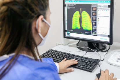 Una doctora del hospital Bicentenario de Guayaquil, que atiende a pacientes con coronavirus, analiza la imagen de unos pulmones.