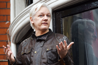 Australian computer programmer and WikiLeaks founder Julian Assange speaks to the media from the balcony of the Ecuadorian Embassy in London, Britain, 19 May 2017 (reissued 04 January 2021). British media report London"s Old Bailey courthouse ruled on 04 January 2021 Julian Assange cannot be extradited from Britain to USA to face espionage charges over the publication of secret US military documents. (Reino Unido, Estados Unidos, Londres) EFE/EPA/ANDY RAIN *** Local Caption *** 53529984 Old Bailey courthouse rules WikiLeaks founder Julian Assange cannot be extradited to USA