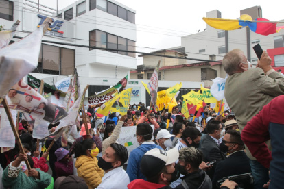 Los partidarios de Álvaro Noboa acudieron este 4 de enero al TCE para exigir que se califique su candidatura.