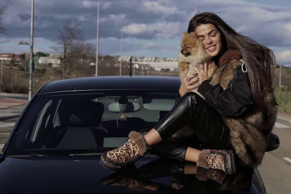 Violeta junto al AUDI A1.