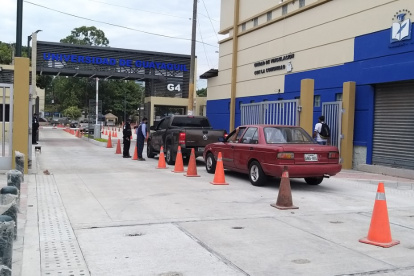 Las tareas de guardianía se mantienen de manera presencial en la Universidad de Guayaquil.