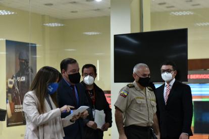 Los integrantes del COE Nacional consideran que la pandemia no se la puede combatir con medidas dispersas y proponen una estrategia nacional.