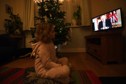 London (United Kingdom), 04/01/2021.- Emilienne, 7, listens to Britain"s Prime Minister Boris Johnson addressing the nation setting out new emergency measures to control the spread of coronavirus, in London, Britain, 04 January 2021. Johnson in a televised speech to the nation announced a new national lockdown across England. (Reino Unido, Londres) EFE/EPA/FACUNDO ARRIZABALAGA