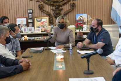 La alcaldesa Cynthia Viteri, en una reunión reciente con parte de su equipo de trabajo. En la mesa están presentes algunos directores.