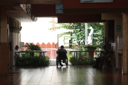 Panorama. En los pasillos es posible ver a uno que otro asilado añorando aquellas visitas de familiares o amigos que tenían hasta septiembre.
