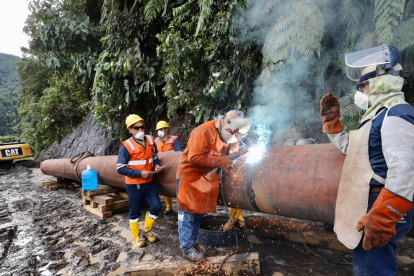 El Gobierno buscó reparar las roturas del oleoducto para recuperar al sector petrolero.