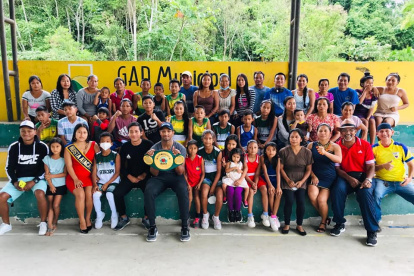Carlos Góngora rodeado de los niños de la escuela de boxeo del GAD de Tena.