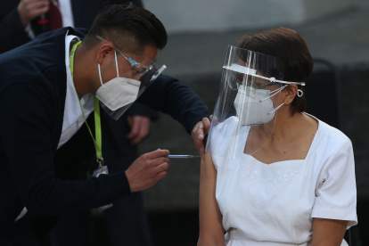 Una médica recibe la vacuna contra la covid-19, en Ciudad de México (México).