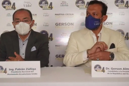Gerson Almeida, candidato presidencial (d), junto al presidente del movimiento Ecuatoriano Unido, Fabián Zúñiga.