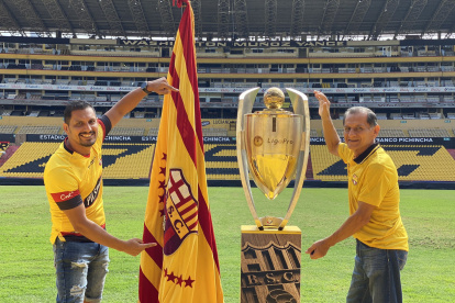 Los hinchas acuden al escenario deportivo para tener un recuerdo de la corona 16
