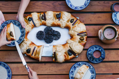 Para los cristianos, la forma ovalada de la rosca simboliza el amor de Dios, sin un principio ni fin.
