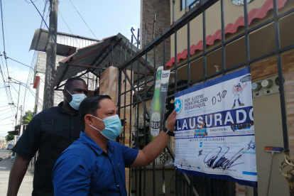 Los establecimientos fueron clausurados ayer por personal de la dirección de Justicia y Vigilancia.