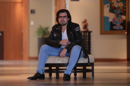 José Andrés, guayaquileño de 29 años de edad y creador de las escenas en miniaturas.