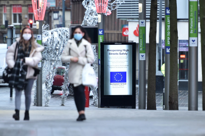 Liverpool (United Kingdom), 05/01/2021.- People wearing face coverings walk through an empty city centre in Liverpool, Britain, 05 January 2021. England has enter its toughest nationwide lockdown since March to help stem the tide of rising coronavirus disease (COVID-19) cases across the country. British Prime Minister Boris Johnson announced on 04 January evening that there would be a third national lockdown in England. The regulations, expected to remain in place until the middle of February, will be presented in parliament on 05 January and subject to a vote on 06 January. (Reino Unido) EFE/EPA/PETER POWELL
