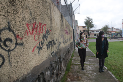 Jéssica y Julissa Morejón, la nueva generación de la asociación barrial, indican que el vandalismo, los asaltos y la falta de luminarias son problemas que afligen al sector.