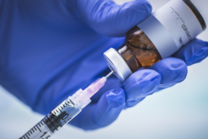 Esta vacuna se administra en dos inyecciones en el brazo, con 28 días de diferencia entre la primera y la segunda.