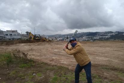 Uno de los funcionarios del Team Pichincha posa junto al terreno donde ya se empezó a construir el escenario deportivo