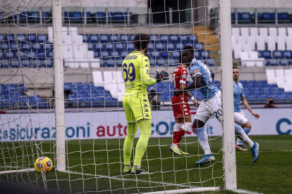 Felipe Caicedo corre para festejar la apertura del marcador ante la Fiorentina en el Olímpico de Roma