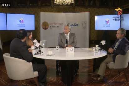 El presidente Lenín Moreno y el ministro de Salud en el programa radial del Gobierno.