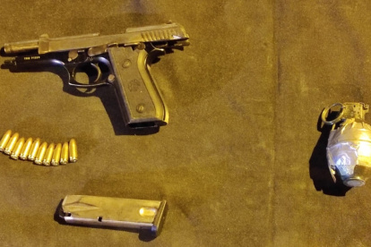 La pistola y granada que se encontró en el pabellón de máxima seguridad de la penitenciaría de Guayaquil.