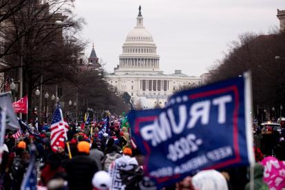 Manifestantes adeptos al presidente de EE.UU., Donald Trump, protestan ante el Capitolio, sede del Congreso estadounidense, en Washington.