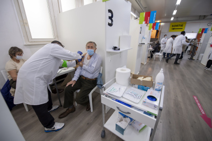 Geneva (Switzerland), 06/01/2021.- A nurse gives the first dose of Pfizer-BioNTech vaccine to a couple at the at the m3 Sanitrade vaccination center in Geneva, Switzerland, 06 January 2021. The canton of Geneva launches its vaccination campaign against Covid-19. (Suiza, Ginebra) EFE/EPA/MARTIAL TREZZINI