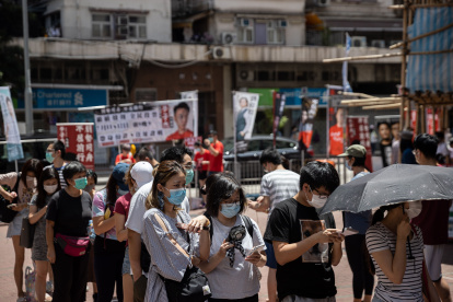 Los votantes esperan para emitir sus votos a los candidatos primarios pro-democracia para las elecciones legislativas en Hong Kong, China,
