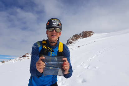 Figura. Karl Egloff tras coronar una de sus seis cumbres previstas en el proyecto.