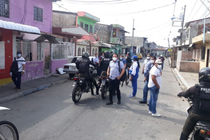 Acción. Personal policial y municipal acudió al sector para determinar los inmuebles involucrados en la fiesta masiva por el nuevo año.