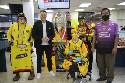 Celebración. Carlos Alfaro Moreno (c), titular de Barcelona, el payaso Trulito (i), Kendy Plaza (pulgares en alto), su padre Patricio (d), David Cunalata y Miguel Arana (gorra del Ídolo) en la redacción de EXPRESO con el trofeo de la LigaPro.


PERIODISTA : JERSON RUIZ 

FECHA : 06/01/2021 

Agencia (ag-extra)