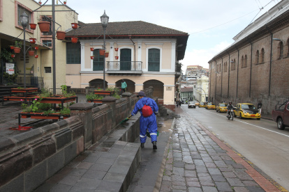 Vallas y alambres fueron retiradas de los alrededores de la Plaza Grande.