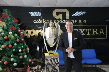 Carlos Alfaro Moreno, en Gráficos Nacionales, con el trofeo ganado por Barcelona.

PERIODISTA : JERSON RUIZ 

FECHA : 06/01/2021 

Agencia (ag-extra)